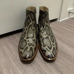 John Varvatos Men’s Snake Print Boots