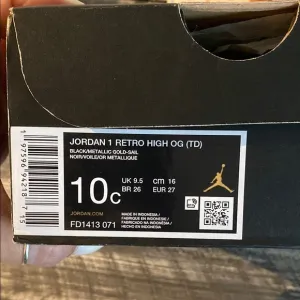 Jordan 1 Retro High OG Kids Sneakers - Black and Metallic Gold