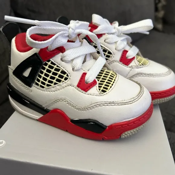 Jordan 4 RetroFire Red size 6c