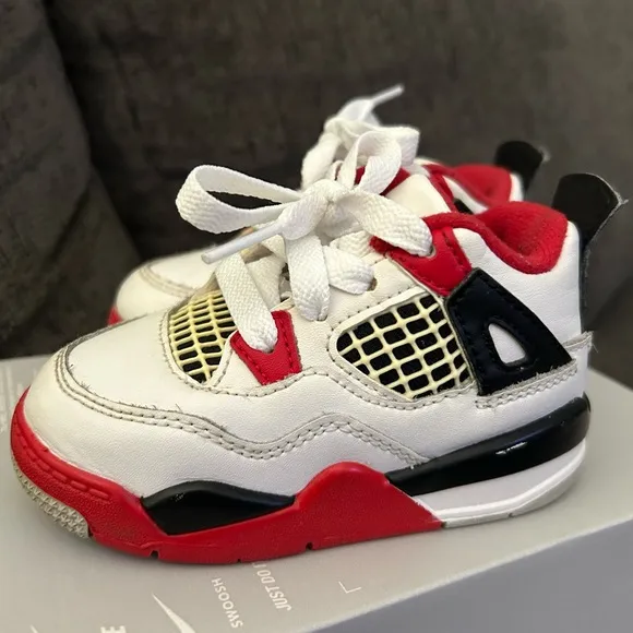 Jordan 4 RetroFire Red size 6c