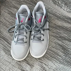Jordan’s Nike Gray and Pink Sneakers 👟 Kids/Womens 6Y