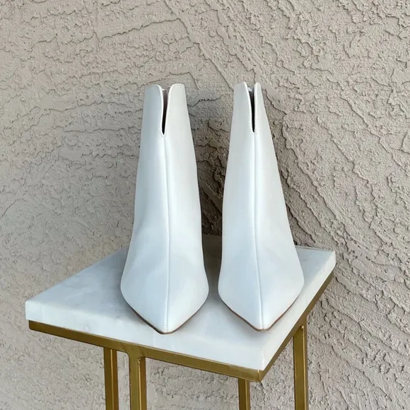 JOURNEE NWT Ivory White Faux Leather Pointy Toe V Cut Block Heel Booties Boots 8