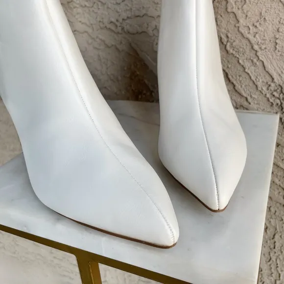 JOURNEE NWT Ivory White Faux Leather Pointy Toe V Cut Block Heel Booties Boots 8