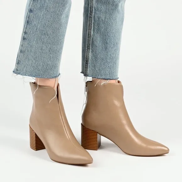 JOURNEE NWT Ivory White Faux Leather Pointy Toe V Cut Block Heel Booties Boots 8