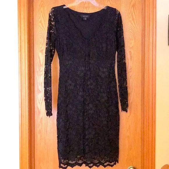 Karen Kane little black dress lace scalloped v neck empire waist cocktail EUC
