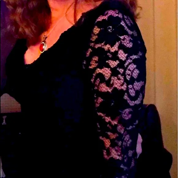 Karen Kane little black dress lace scalloped v neck empire waist cocktail EUC