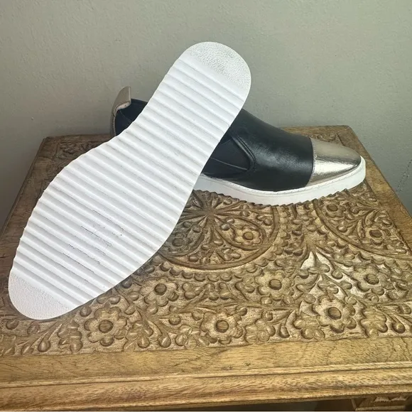 Karl Lagerfeld Paris Caralee Cap Toe Black/Gold Loafers/Sneaker Sz 5.5