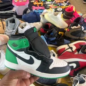 Kids Black and Green Sneakers Retro 1 Mid Air Jordan Nike