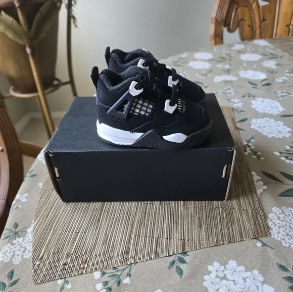 Kids Black and White Sneakers ,Brand New In Box ,wrong Size Order.