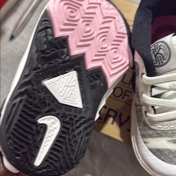 Kids Kyrie 8 Sneakers