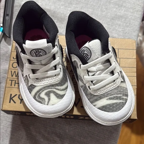 Kids Kyrie 8 Sneakers