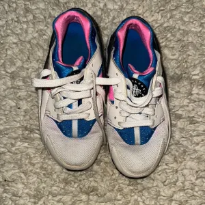 Kids Size 4.5Y White and Blue Nike Sneakers.
