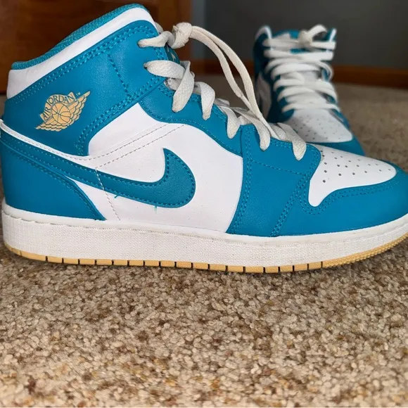 Kids/Mens size 7 Air Jordan Mid (worn once)