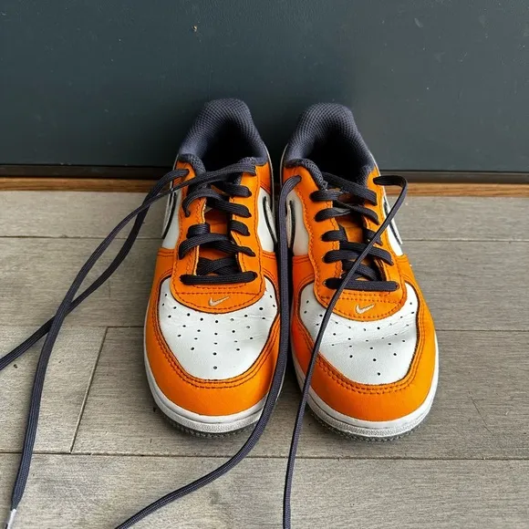 KidsNike Air Force 1 Low SE ‘Clownfish’ Orange Blue White FJ4657-800 Toddler 13c