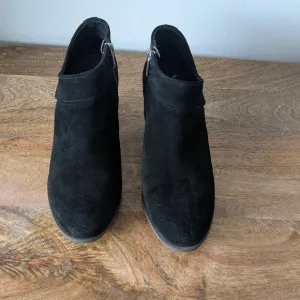 Koolaburra By UGG Amalea Black Ankle Bootie Suede Stacked Heel Zip Asymmetrical