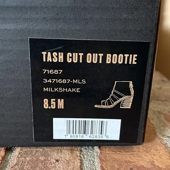 LIKE NEW Frye Tash Cut Out Booties in Milkshake
