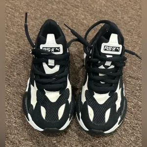 Like NEW! Puma Kids Black White Sneakers Sz 5C RSX Puma