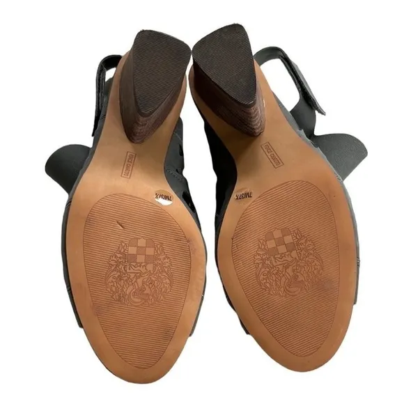 Like New Vince Camuto Leather Heeled Sandals