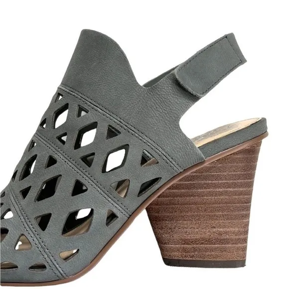 Like New Vince Camuto Leather Heeled Sandals