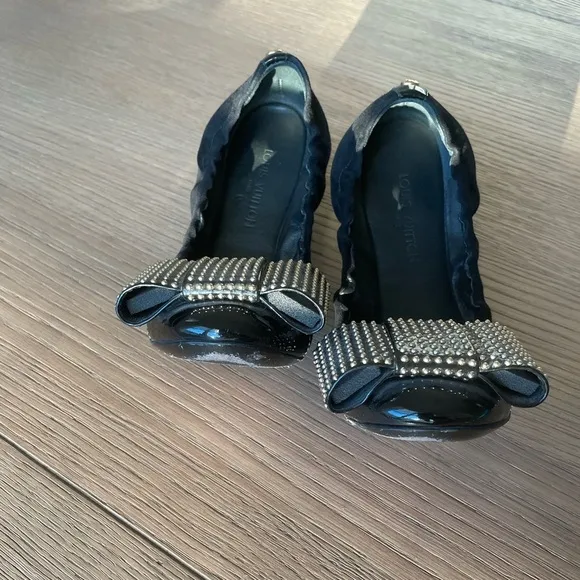 Louis Vuitton Stud bow suede flats