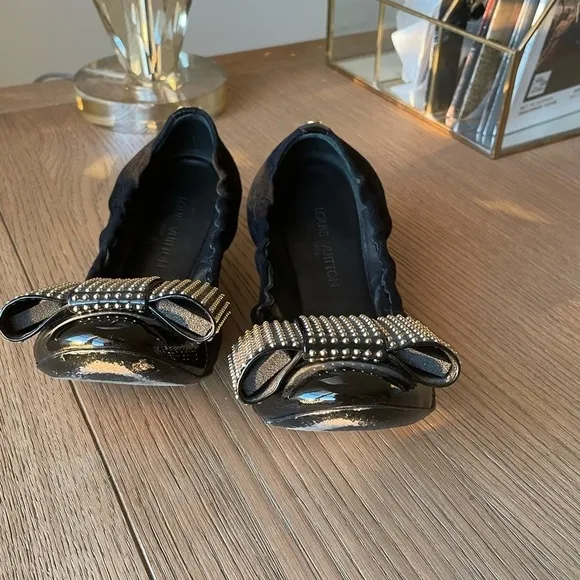 Louis Vuitton Stud bow suede flats