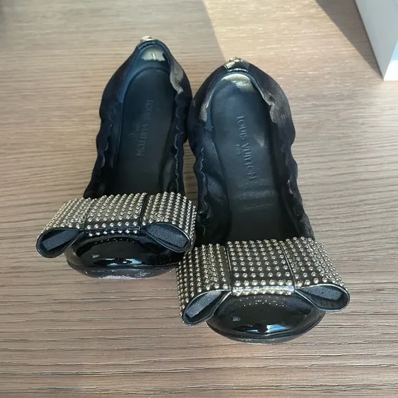 Louis Vuitton Stud bow suede flats