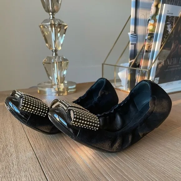 Louis Vuitton Stud bow suede flats