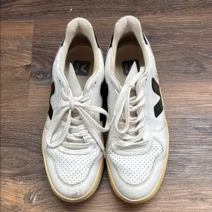 Men's White and Black Sneakers
