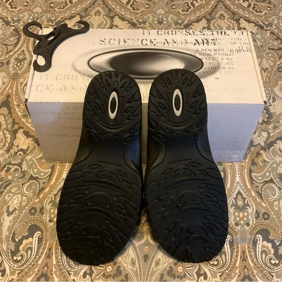 Mint Oakley Black Suede Thong Sandals Mens Sz 11
