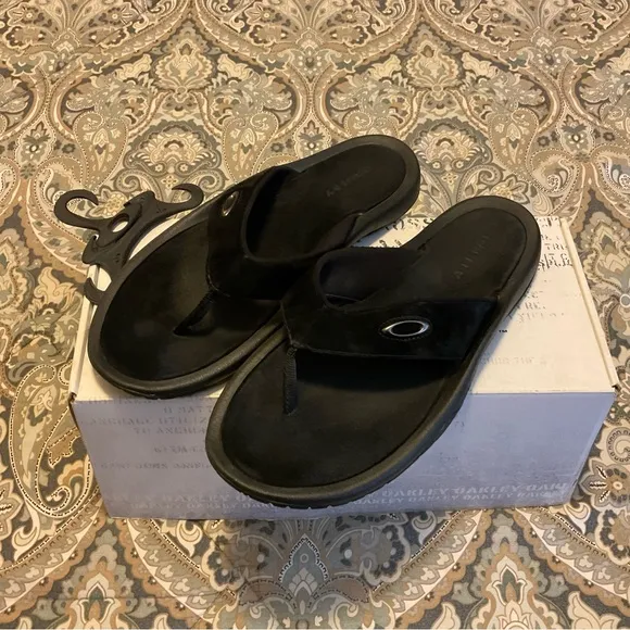 Mint Oakley Black Suede Thong Sandals Mens Sz 11