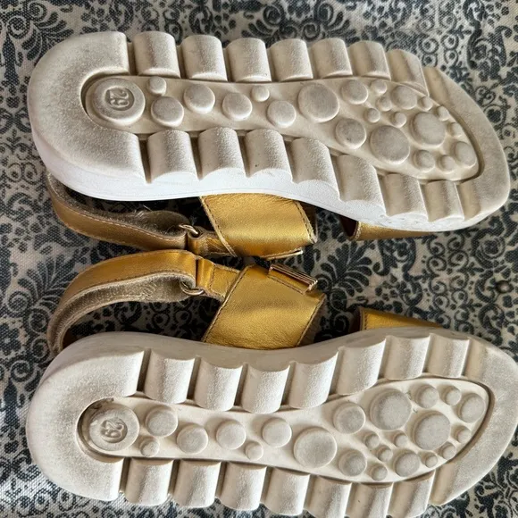 Moschino Gold Sandals Luxurious Double Strap Design
