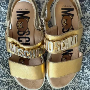 Moschino Gold Sandals Luxurious Double Strap Design