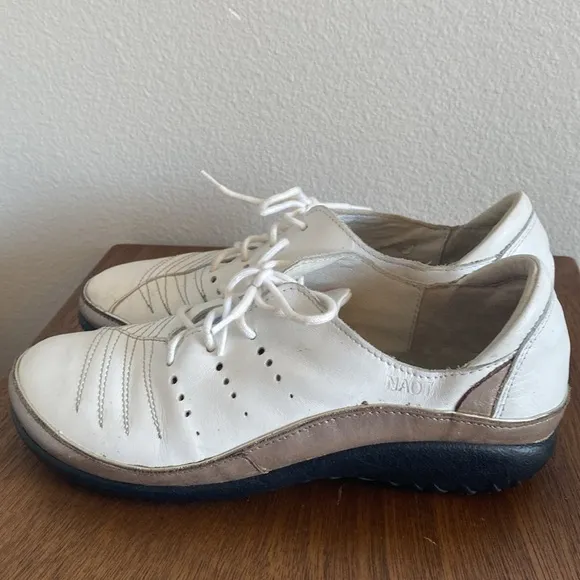 Naot Kumara White Leather Israel Women’s Lace Up Sneakers, size 38 / 7
