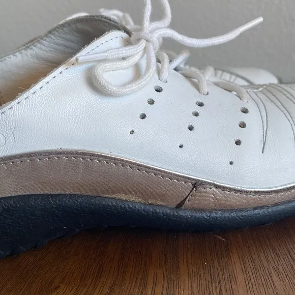 Naot Kumara White Leather Israel Women’s Lace Up Sneakers, size 38 / 7