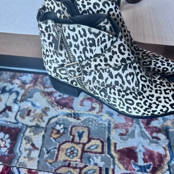 New ankle boots size 8.5 black and white animal print, CALF HAIR, see pictures