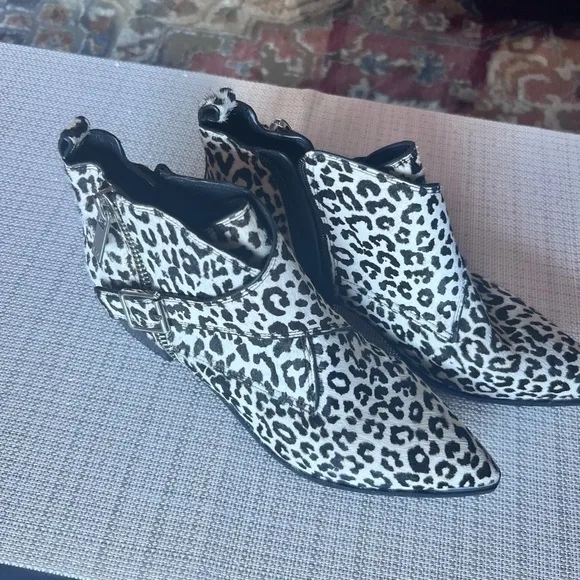 New ankle boots size 8.5 black and white animal print, CALF HAIR, see pictures