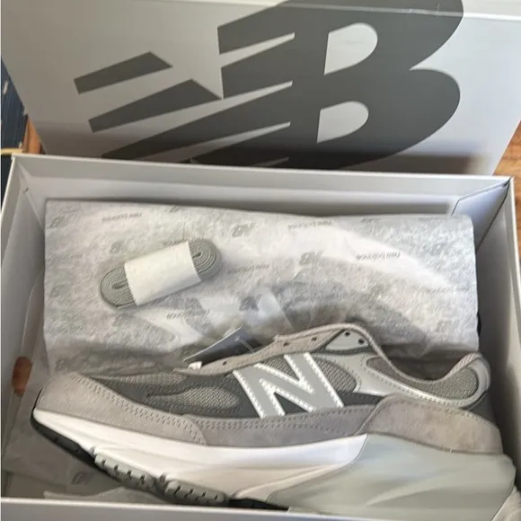 New Balance 990v5 Gray Sneakers new 9.5 m