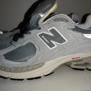 New Balance Kids M2002RDM Sneakers - Gray and White