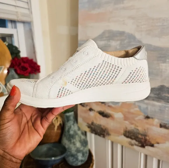 NEW BZEES White Speckled Slip-On Sneakers | Size 9.5 | Arch Support