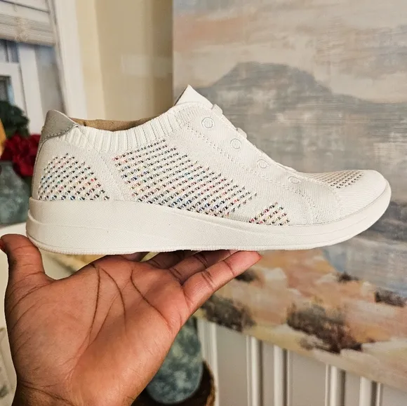 NEW BZEES White Speckled Slip-On Sneakers | Size 9.5 | Arch Support