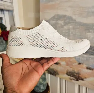 NEW BZEES White Speckled Slip-On Sneakers | Size 9.5 | Arch Support