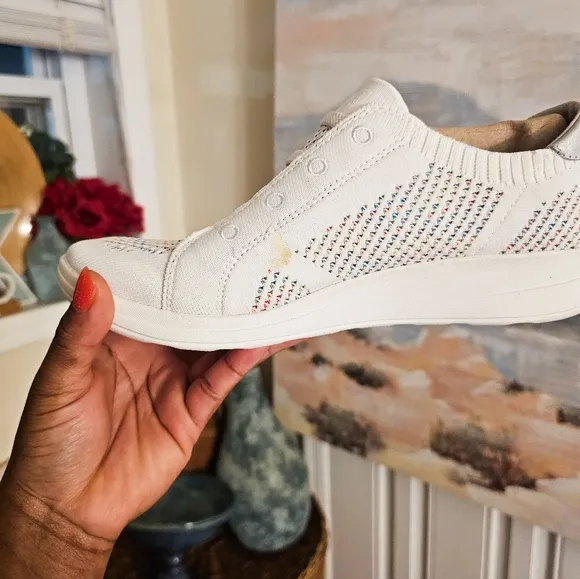 NEW BZEES White Speckled Slip-On Sneakers | Size 9.5 | Arch Support