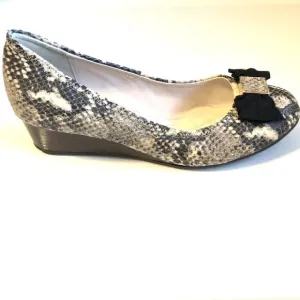 New COLE HAAN Tali Grand Bow Wedge Pumps Roccia Snake Leather 6.5 MSRP $150