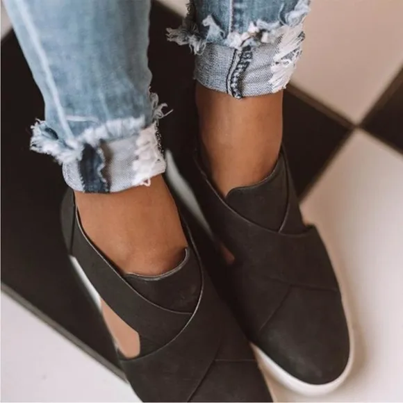 NEW Luxe Comfy Black Vegan Leather Hidden Heel Zipper Back Sneakers!