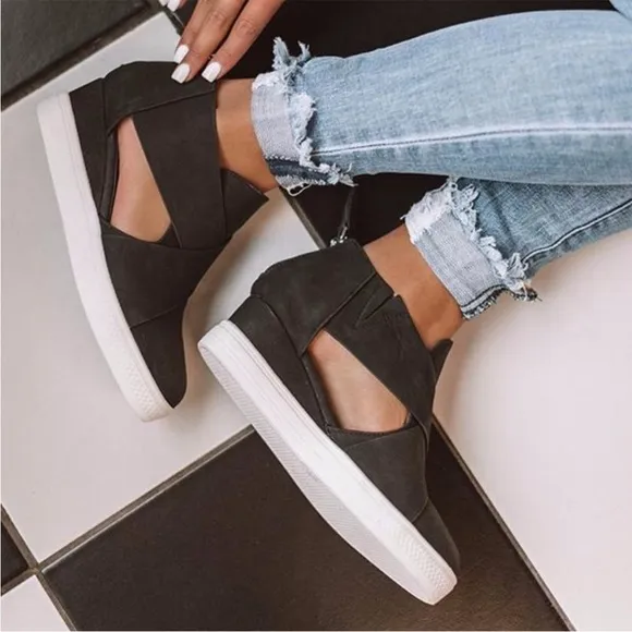 NEW Luxe Comfy Black Vegan Leather Hidden Heel Zipper Back Sneakers!