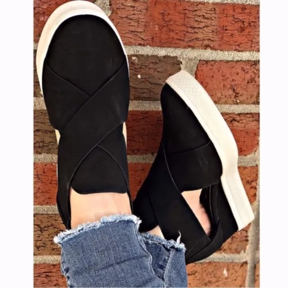 NEW Luxe Comfy Black Vegan Leather Hidden Heel Zipper Back Sneakers!