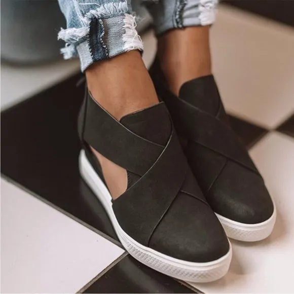 NEW Luxe Comfy Black Vegan Leather Hidden Heel Zipper Back Sneakers!