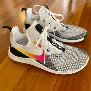 NEW Nike Womens Free TR 8 Athletic Workout Running Sneakers Black WhiteFuchsia