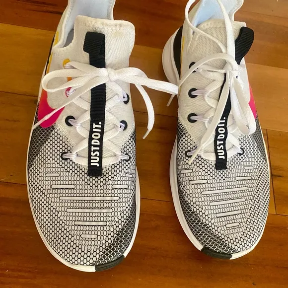 NEW Nike Womens Free TR 8 Athletic Workout Running Sneakers Black WhiteFuchsia