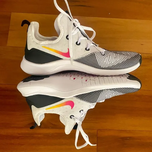 NEW Nike Womens Free TR 8 Athletic Workout Running Sneakers Black WhiteFuchsia